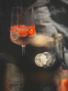 精致酒杯中的红色饮品