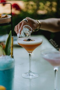 调制鸡尾酒的精彩瞬间
