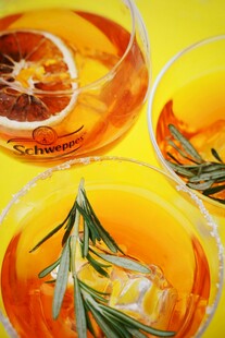 色彩绚丽的迷迭香鸡尾酒