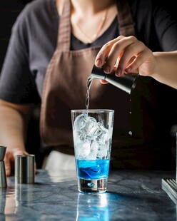 调酒师制作蓝色鸡尾酒