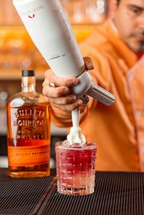 调酒师现场调制美味鸡尾酒