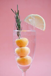 迷迭香柠檬蜜桃创意饮品