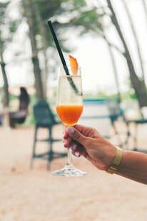 沙滩上的美味鸡尾酒