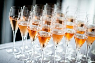香槟酒杯整齐排列