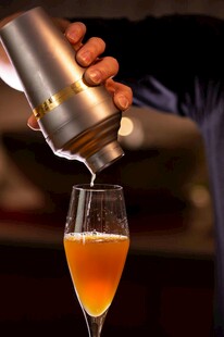 调酒师正在倒酒的瞬间