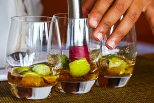 调制特色鸡尾酒瞬间