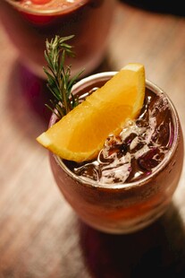 迷迭香橙片装饰的美味鸡尾酒