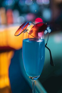 蓝色鸡尾酒配可爱装饰