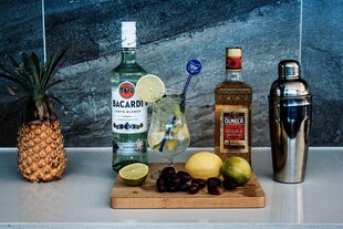 多样调酒原料与器具展示