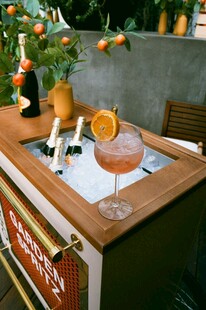 户外吧台的精致鸡尾酒