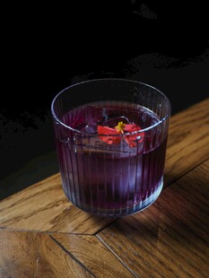 紫色果味饮品花瓣