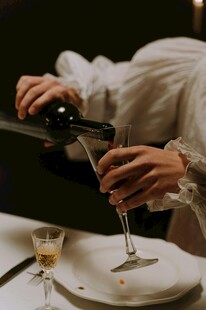 优雅倒酒瞬间