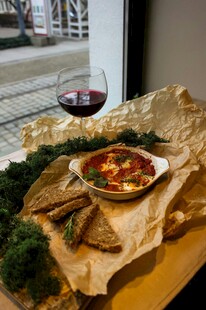 窗边精致美食与红酒搭配