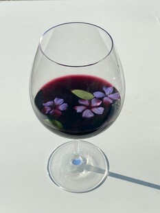 杯中紫酒配花清新雅致