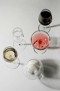 多彩酒杯展示架上的酒杯