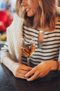 女子惬意手持酒杯