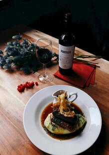 精致美食与美酒的惬意搭配