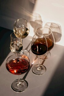 多样美酒精致酒杯陈列