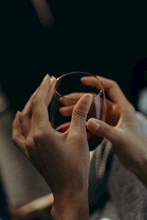 双手把玩黑色物件