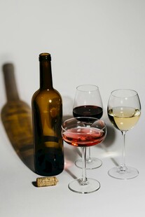 多样美酒与酒杯的优雅组合