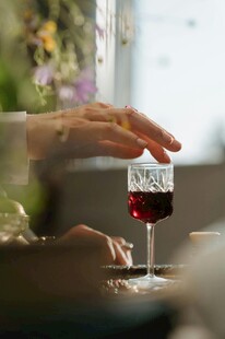 手托红酒杯的惬意瞬间