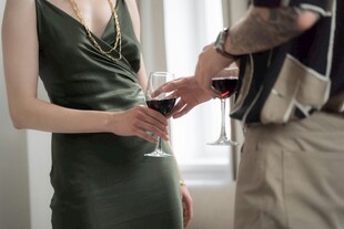 优雅女士接受倒酒瞬间
