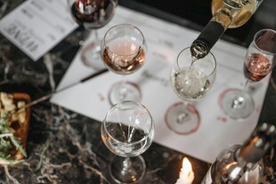 多样酒杯与美酒展示