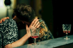 酒吧中情侣亲密相拥