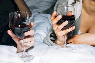 床上举杯共饮红酒时刻