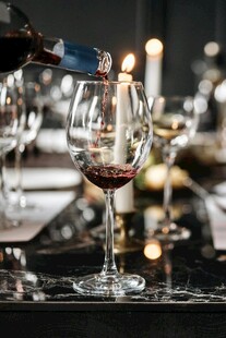 烛光下的精美红酒杯