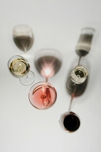 多样葡萄酒杯与酒瓶展示