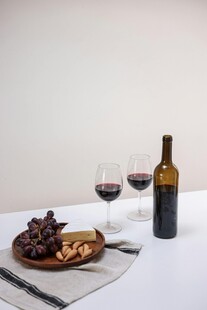 精致美酒与美食搭配场景