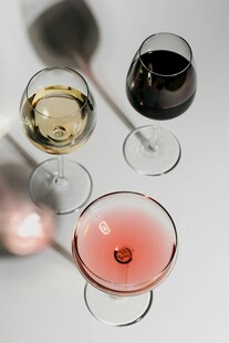 多彩酒杯中的醇美佳酿