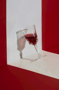 倾斜酒杯中的红色液体