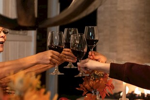 举杯共饮欢乐时刻