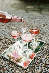 浪漫香槟酒倒入精致酒杯