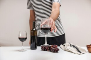 手持酒杯的惬意生活场景