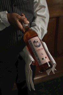 侍者手持精美瓶装酒