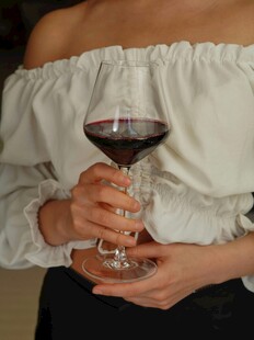 女子手持高脚杯盛红酒