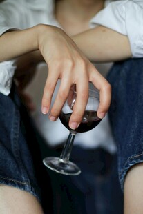 手持红酒杯的闲适姿态