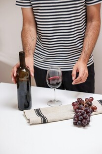 倒红酒的人及桌上葡萄等