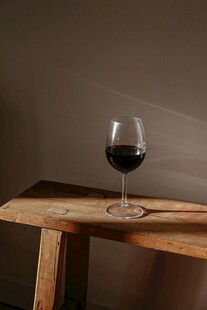 木桌上的一杯红酒
