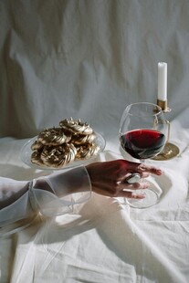 复古风静物书籍美酒与烛台