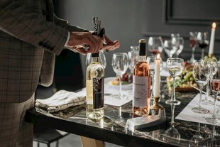 精致餐桌布置与多样酒品