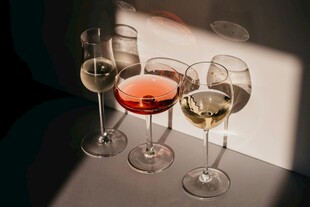 多彩葡萄酒杯光影之美