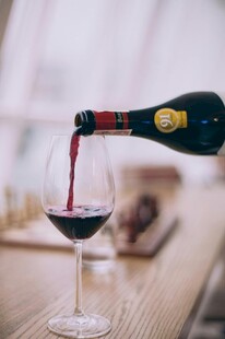 红酒正在倒入高脚杯中