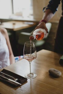 餐厅中倒酒瞬间