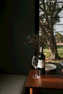 窗边木桌的美酒与景致