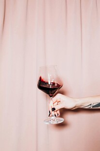 手持红酒杯的优雅瞬间
