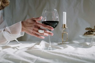 手托红酒杯的优雅场景